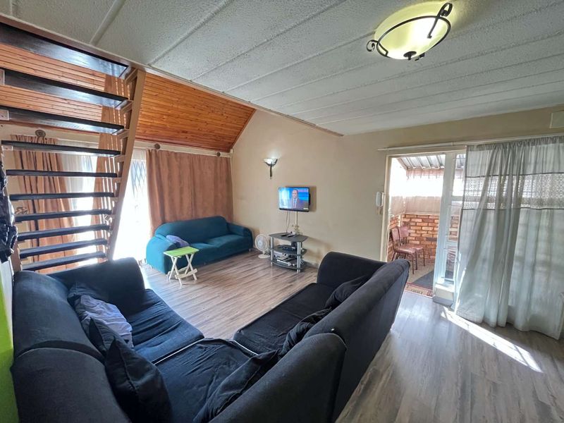 CHARMING THREE-BEDROOM TOWNHOUSE - Photo 2