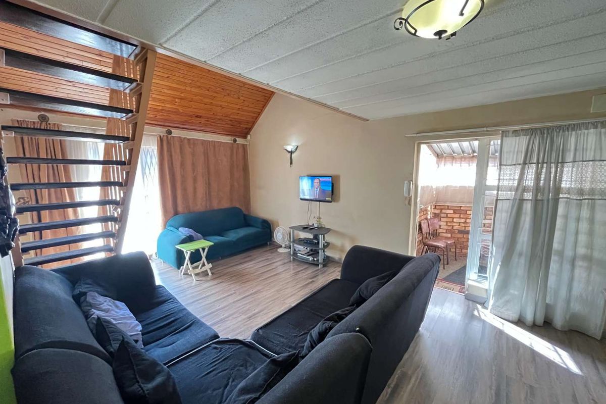 CHARMING THREE-BEDROOM TOWNHOUSE - Photo 2