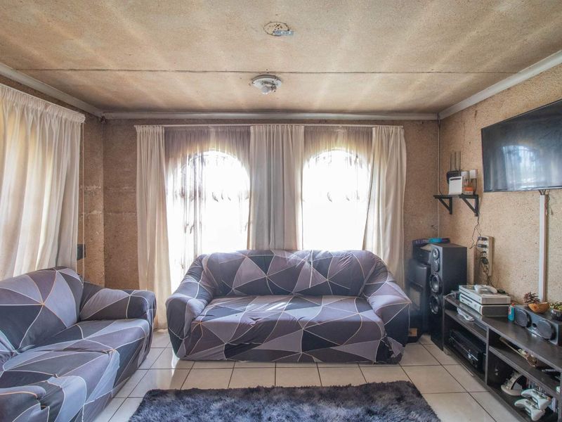 Fix-Me-Up 3 Bedroom house with pool For Sale - Photo 6