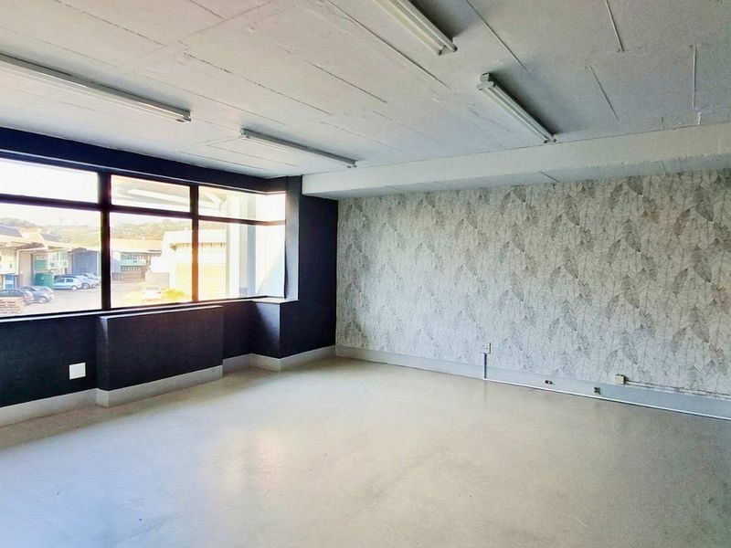 Redhill warehouse with 250 Amps power, offices and secure access. 1,616m2. Immediate occupation. Prime logistics corridor. - Photo 6