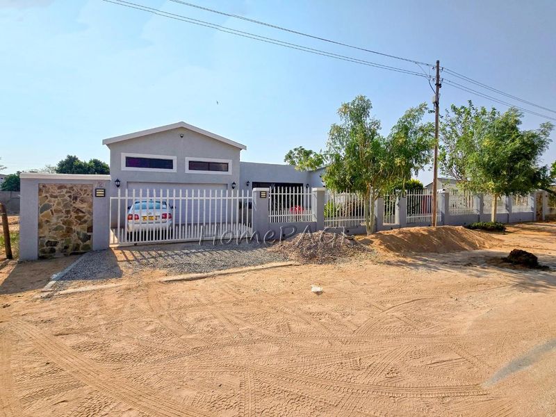 Ext 3, Outjo, Attractive 3 Bedr Home with a Flat is for Sale - Photo 2