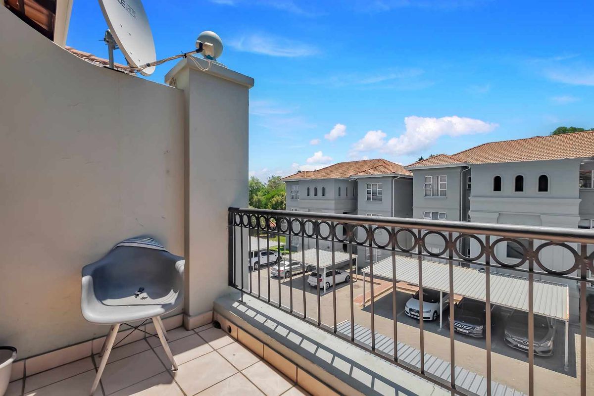 TOP FLOOR 2 BEDROOM APARTMENT FOR RENT IN BRYANSTON - Photo 4