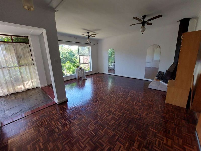Lovely Family Home Located In Leafy Fairways - Photo 2
