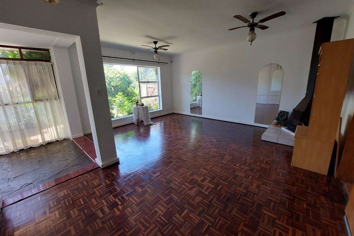 Lovely Family Home Located In Leafy Fairways - Photo 2