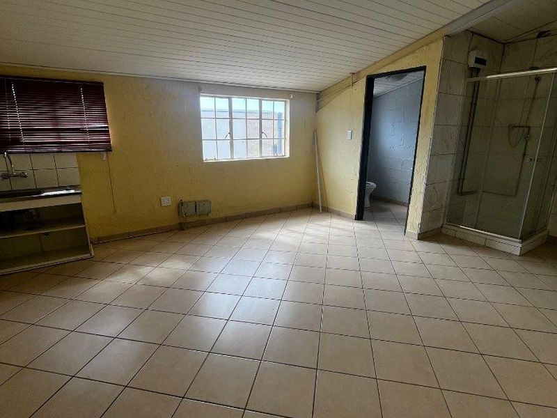 To let warehouse- southern industrial area - Photo 2