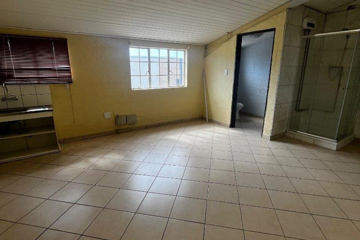 To let warehouse- southern industrial area - Photo 2