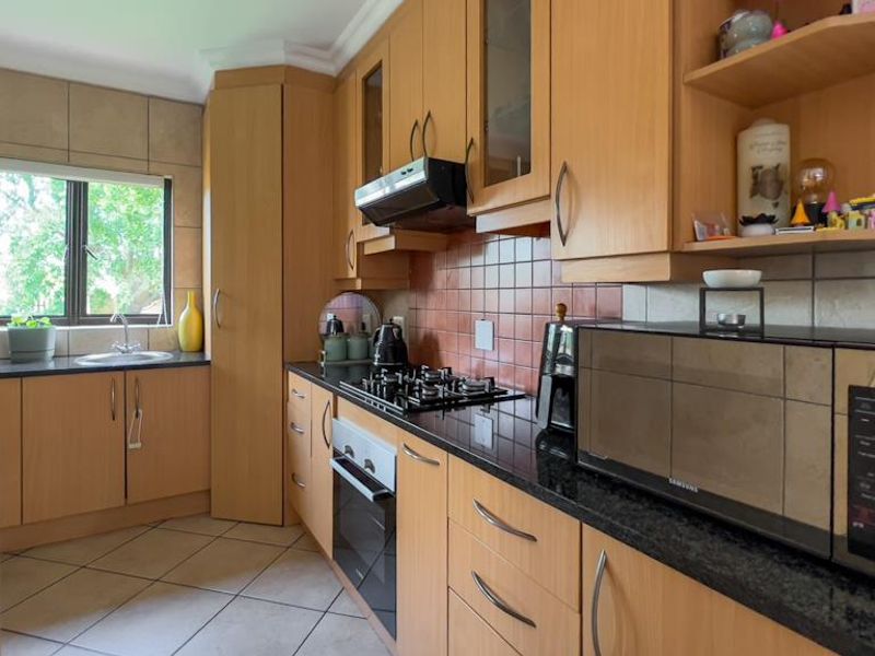 Gorgeous Townhouse in Midstream Estate - Photo 5