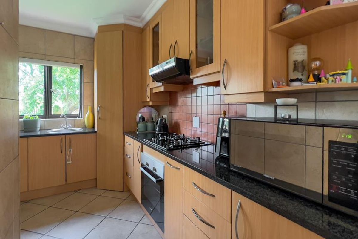 Gorgeous Townhouse in Midstream Estate - Photo 5