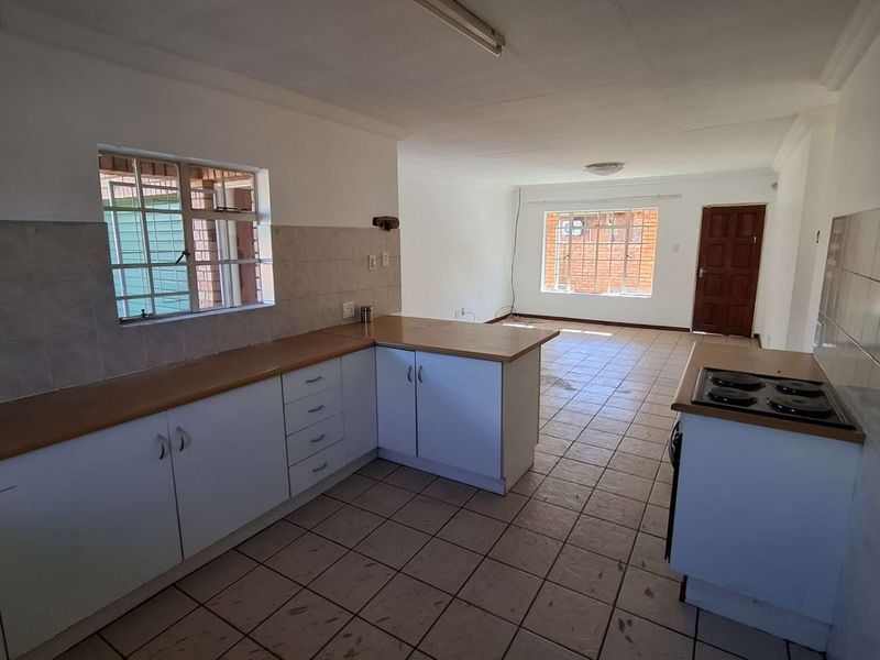 Corner Townhouse with Big Garden & Huge Potential – Exceptional Value - Photo 7