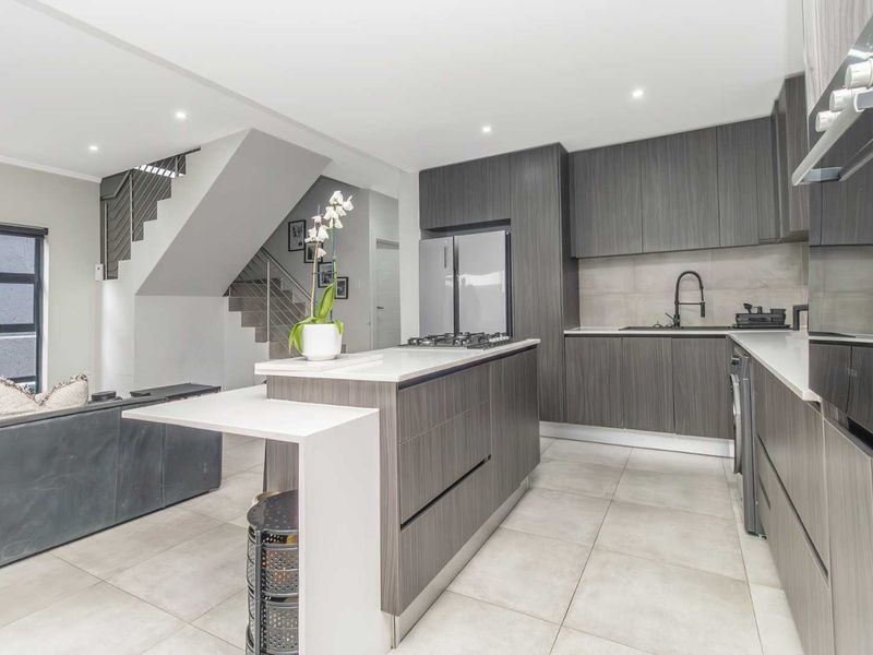 "Luxurious Modern Home with En-Suite Bedrooms and Balcony" - Photo 6