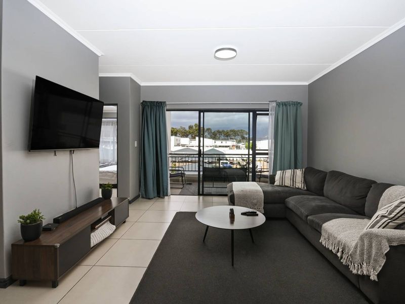 3 Bedroom, 2 bathroom unit in popular De Velde - Photo 9