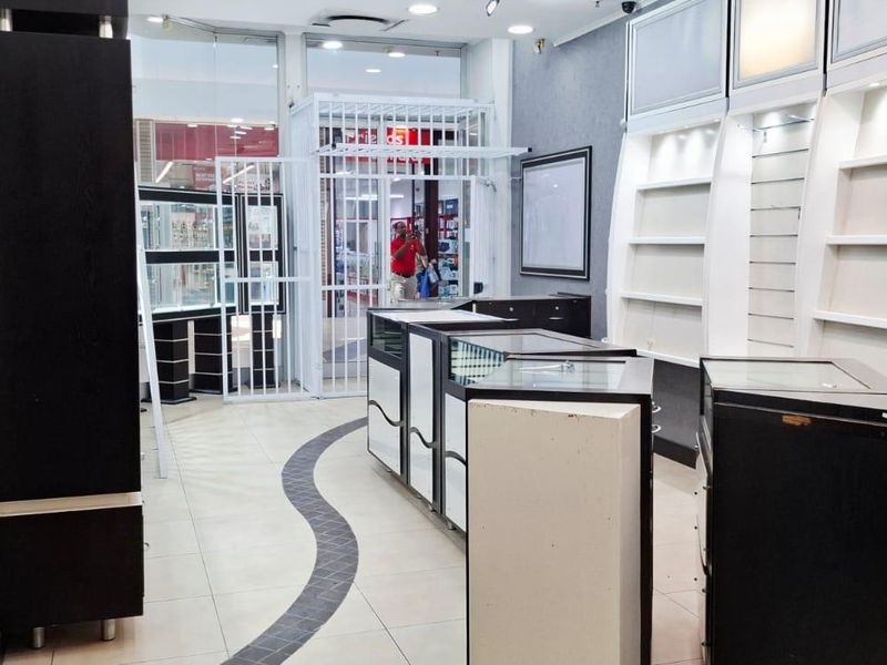 **Shopping Mall Space Unmatched with High Visibility*Larger Option Is Also Available - Photo 3