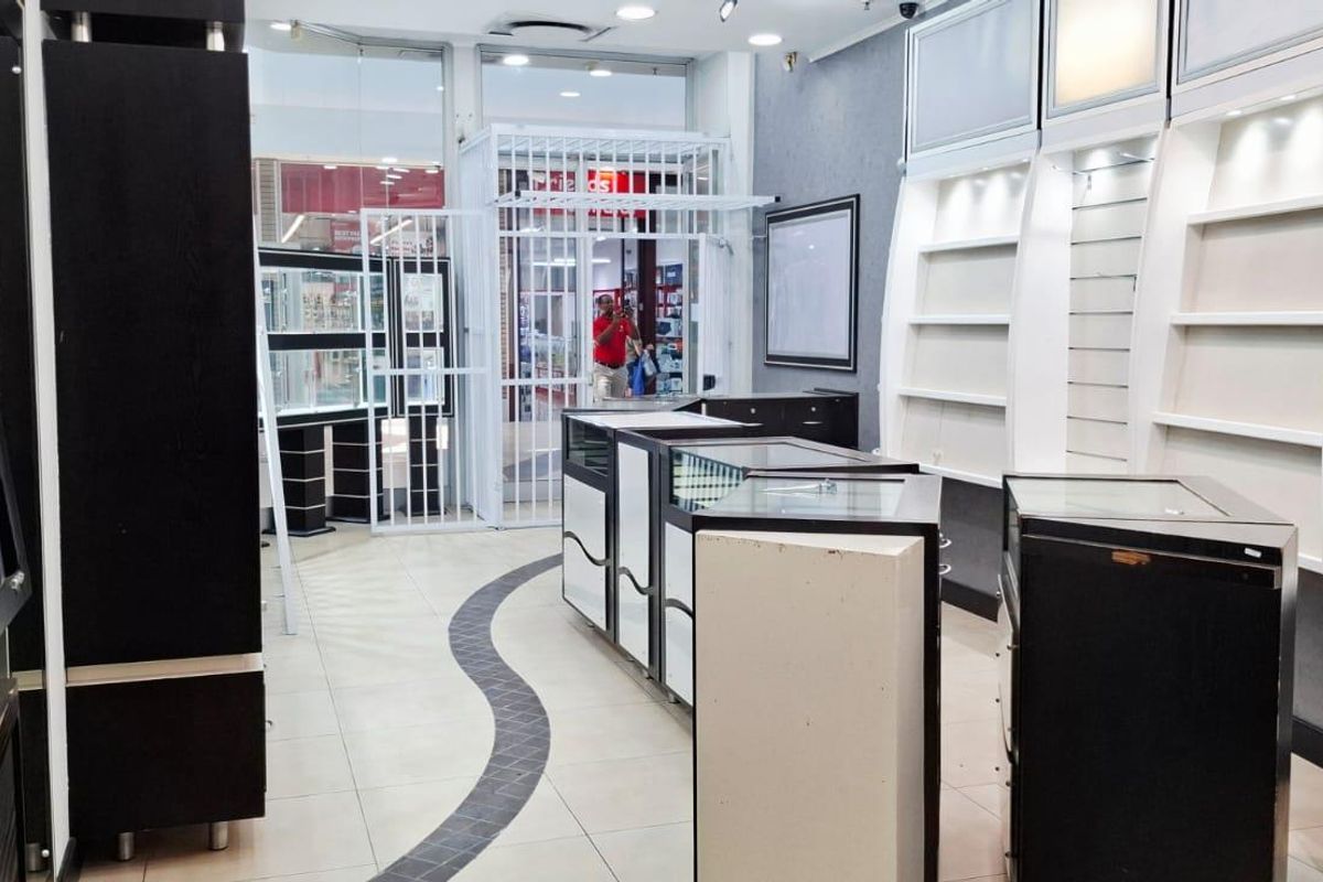 **Shopping Mall Space Unmatched with High Visibility*Larger Option Is Also Available - Photo 3