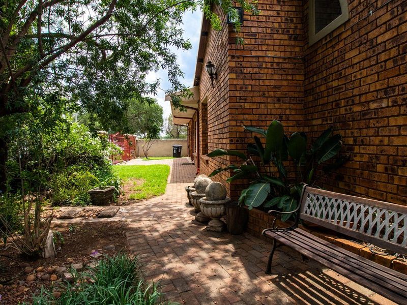 Charming Facebrick home in Mackenzie Park - Photo 5