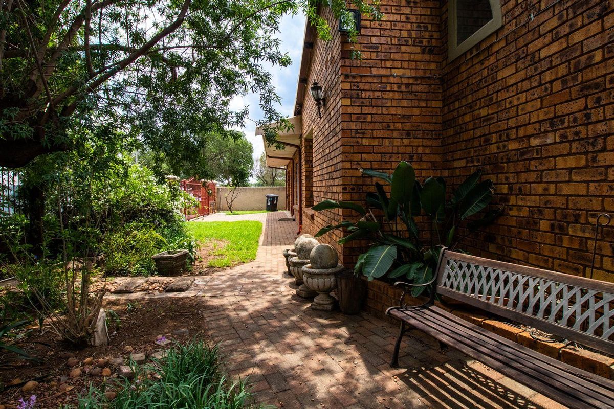 Charming Facebrick home in Mackenzie Park - Photo 5
