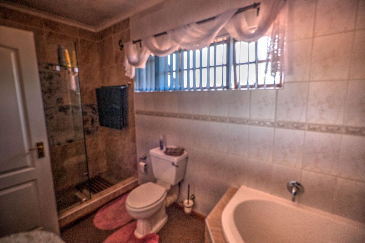 Charming Family Home in a Secure Estate - Photo 3