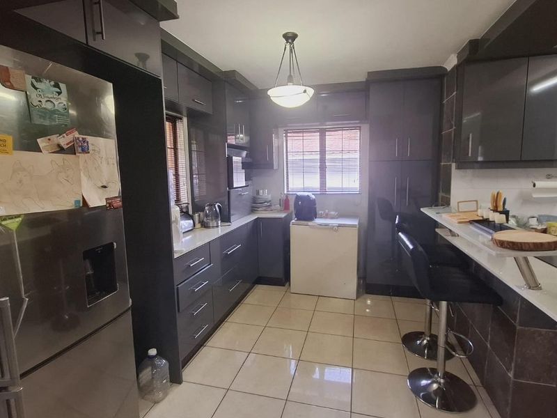 Spacious 3-Bed Home with Parking in Escombe - Photo 9