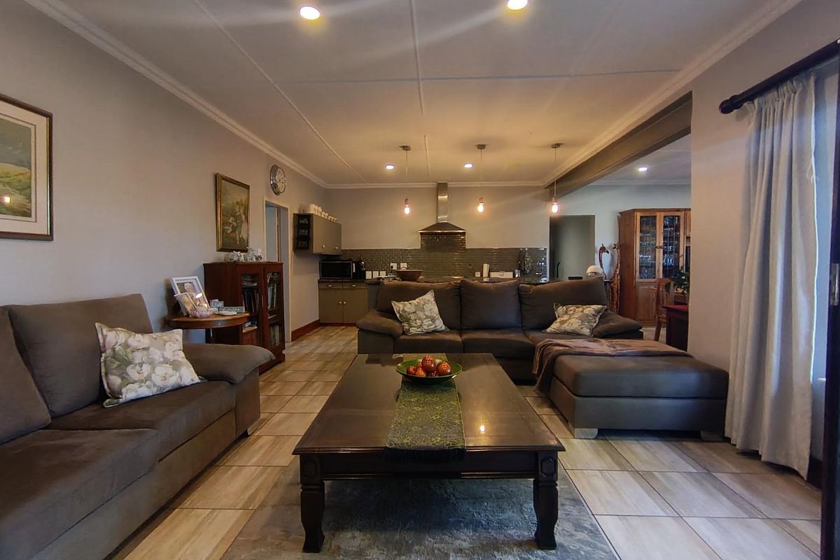 Spacious Living with Rental Income in Universitas - Photo 2