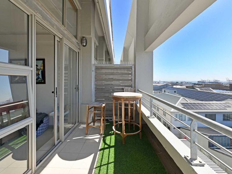 Apartment with Views and Strong Investment Appeal in Upper East Side - Photo 2