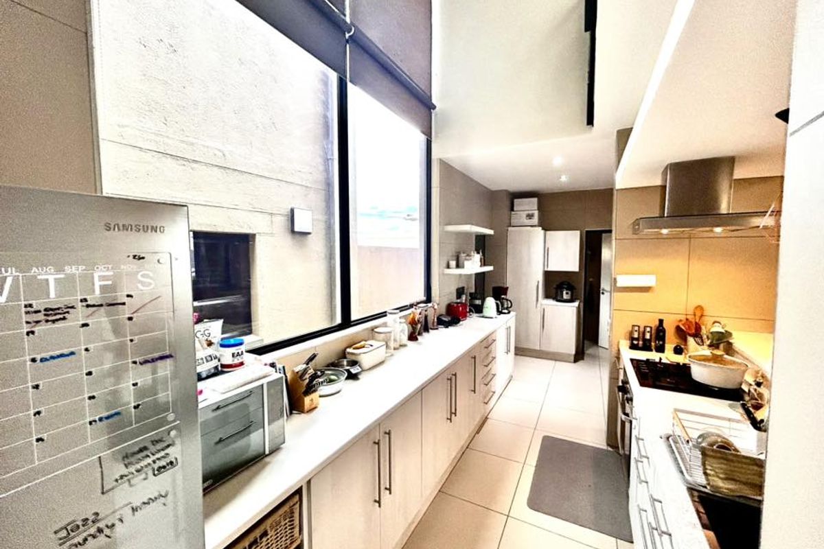 Situated against a hill in Kleine Kuppe with the most beautiful views in Windhoek! - Photo 4