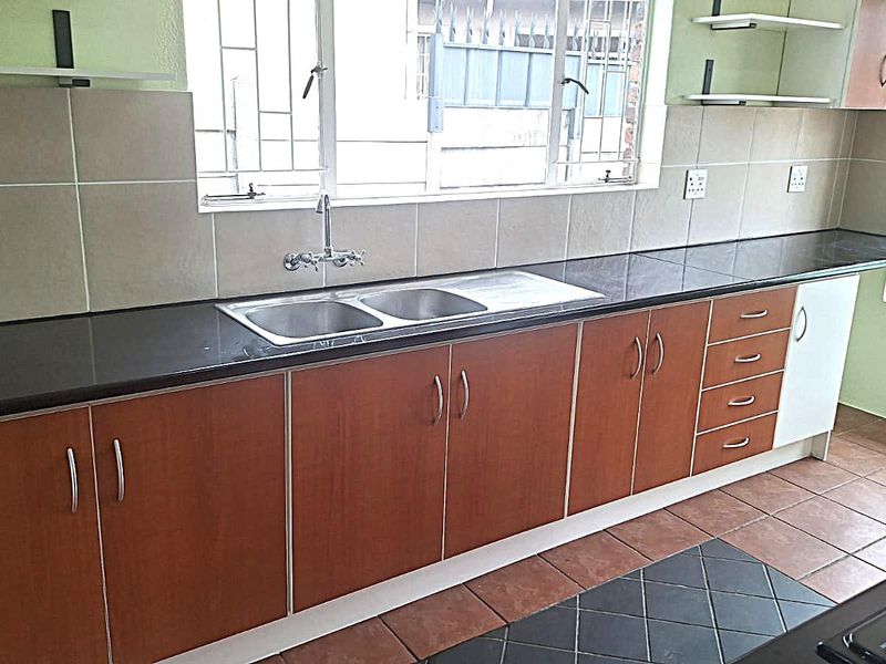 Delightful 3 Bedroom home in Elandspark - Photo 9