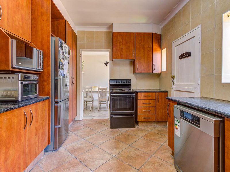 SUNNY FAMILY HOME WITH FULL SOLAR AND WATER BACK UP! - Photo 9