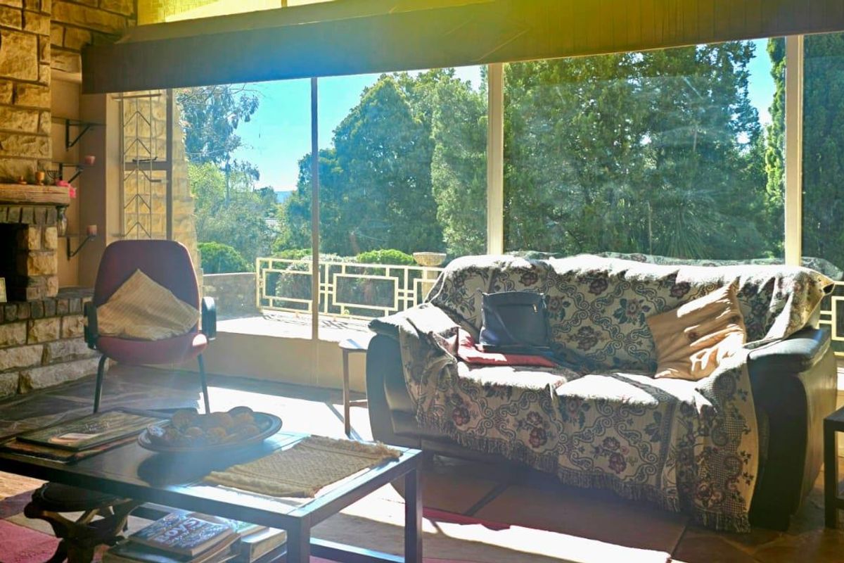 Exquisite Four-Bedroom Home Nestled in Nature – Your Private Oasis Awaits - Photo 3