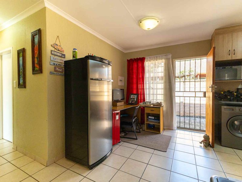 Beautiful 3-Bedroom Townhouse with a Stunning Garden - Photo 7