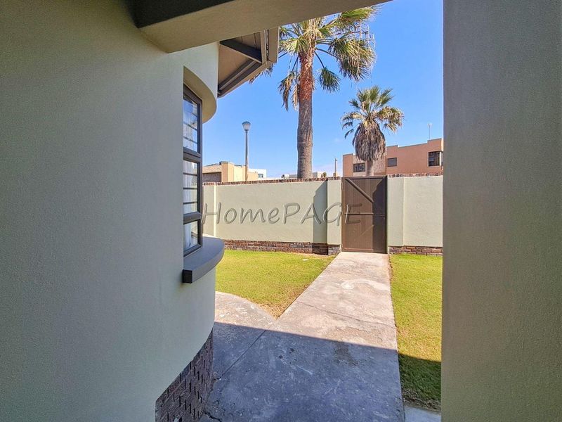 Lagoon, Walvis Bay:  4 Bedr Art Deco Home with 1 Bedr Flat is for Sale - Photo 3