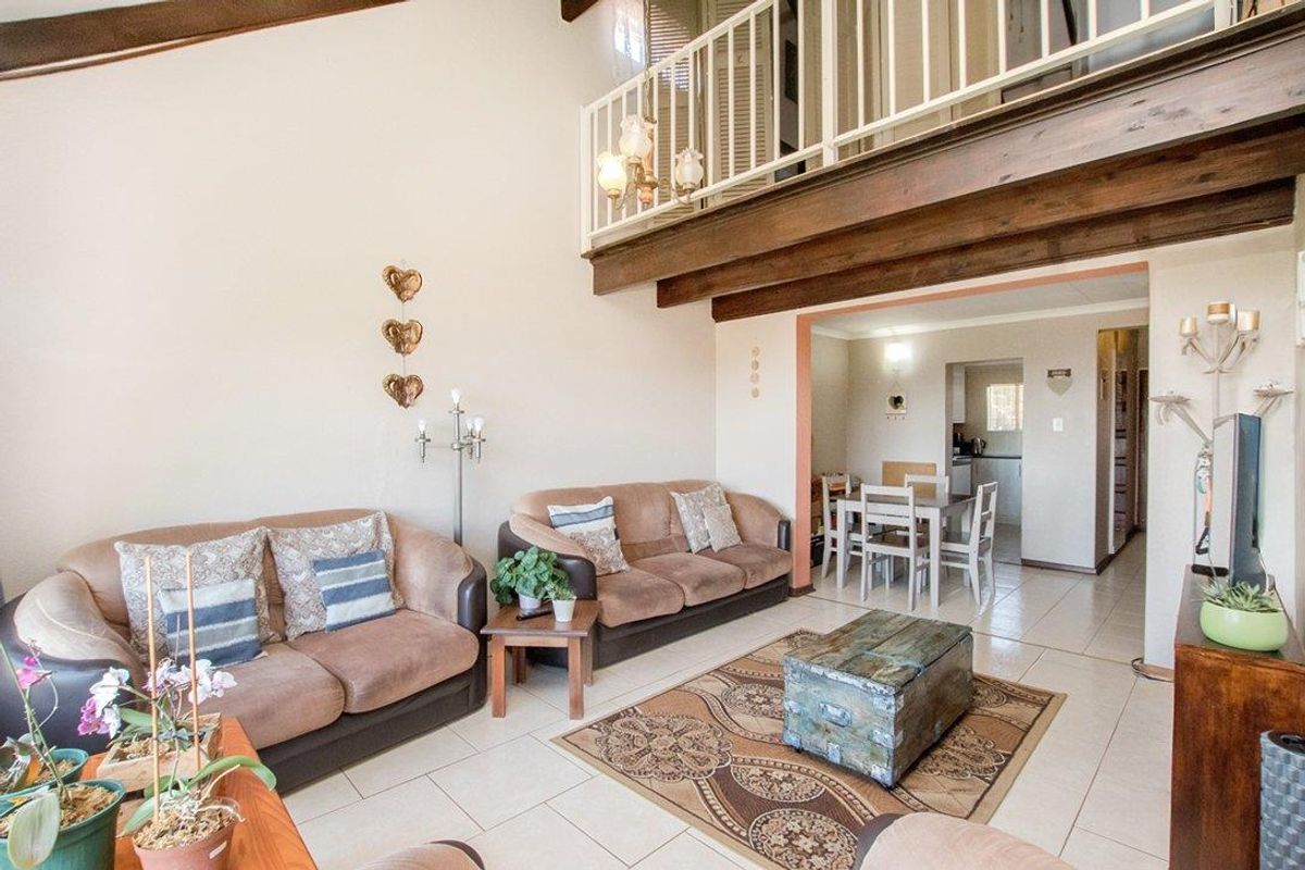 Lovely 3 bedroom 2 bathroom duplex unit for sale in Silverfields Krugersdrop - Photo 3