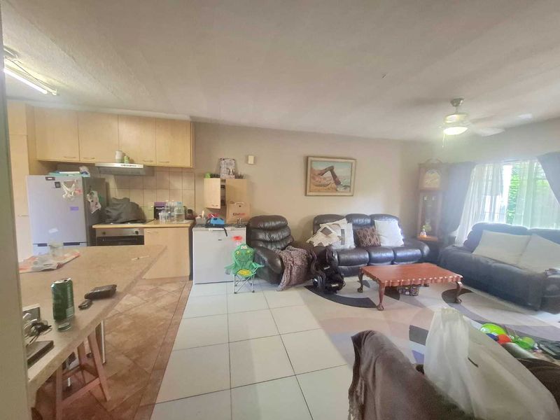 LOVELY ONE LEVEL UNIT IN A SECURE COMPLEX. - Photo 6