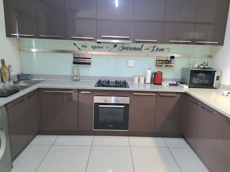 Modern 2-Bedroom Apartment in Secure Carlswald Complex with Balcony. - Photo 8