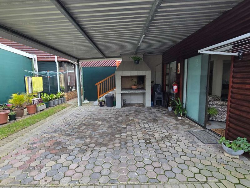 Refurbished Townhouse with bachelors flat - Photo 3