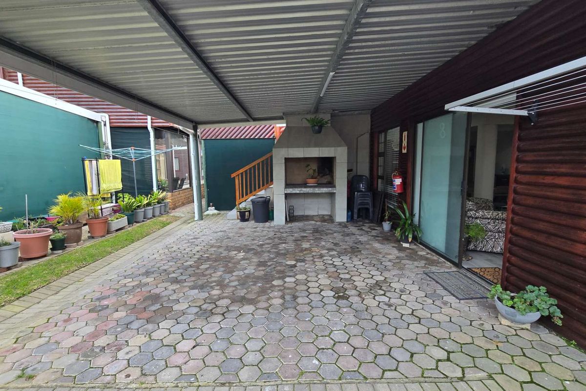 Refurbished Townhouse with bachelors flat - Photo 3