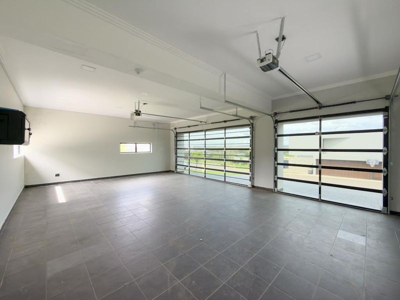 Expansive Living with Stunning Views in a Prime Estate Location - Photo 8