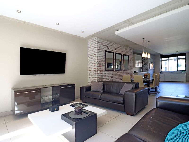 Stylish Furnished 2 Bed Apartment in Melrose Arch with backup power - Photo 6