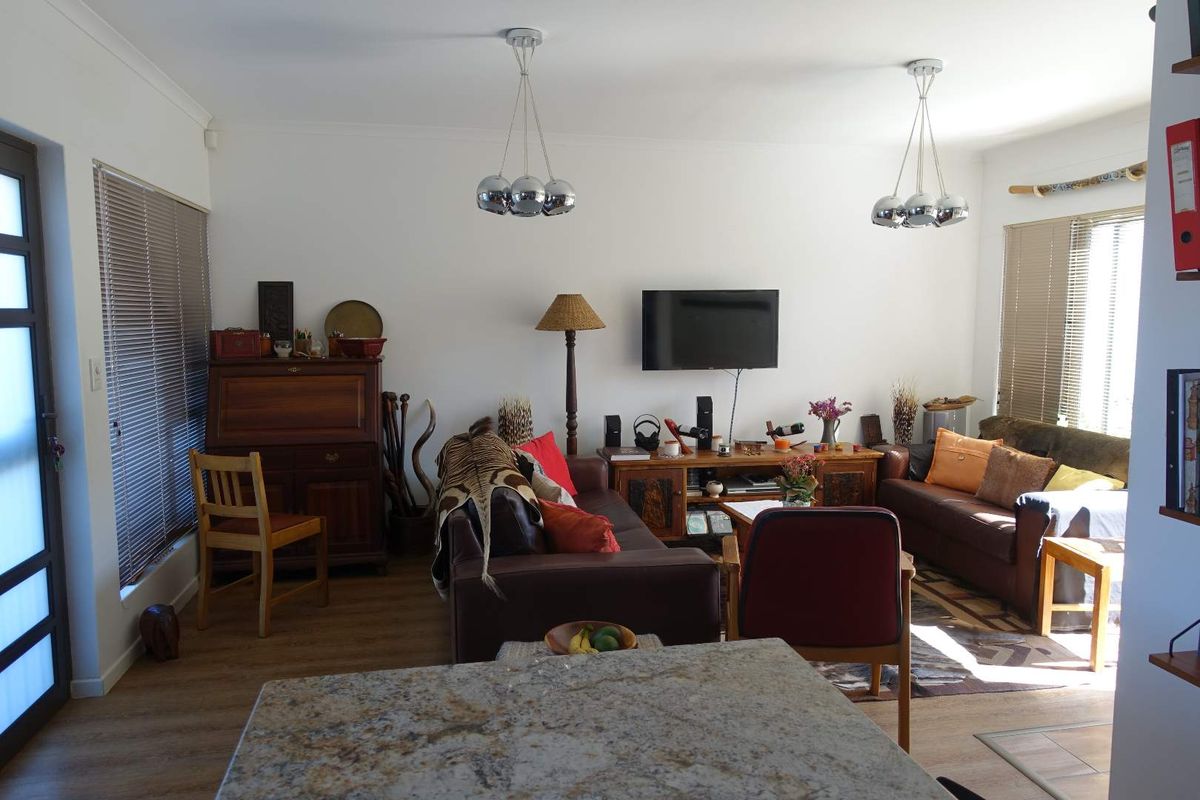 MODERN SINGLE STORY TOWNHOUSE IN GATED COMMUNITY - Photo 5