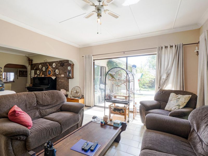 Level land family home - Photo 4