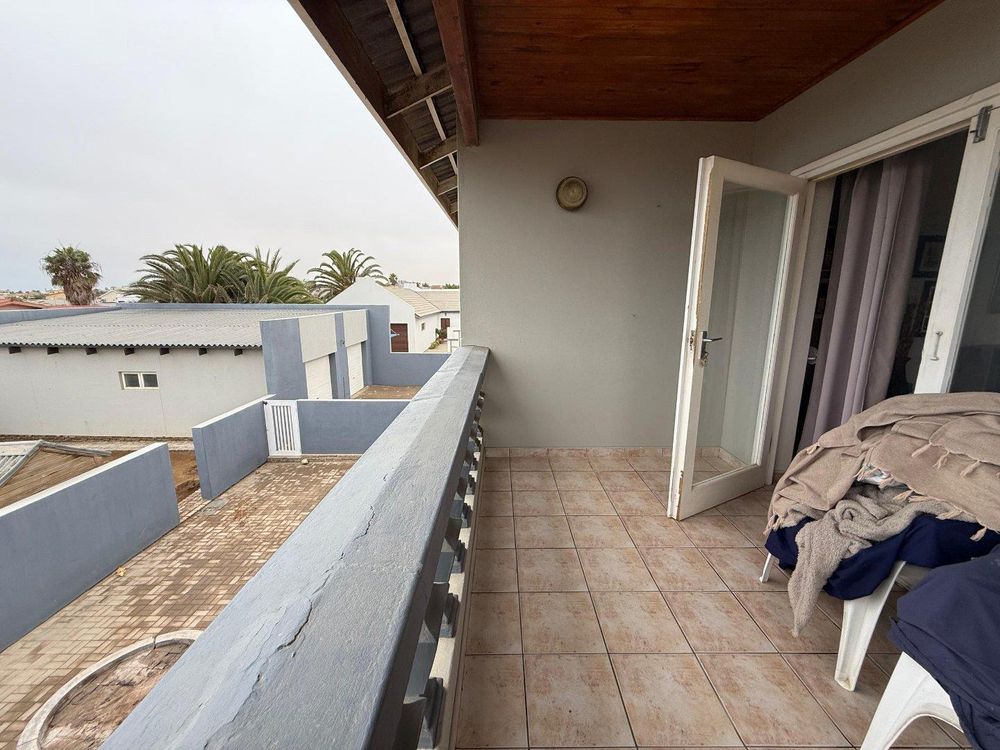 Second lounge with balcony