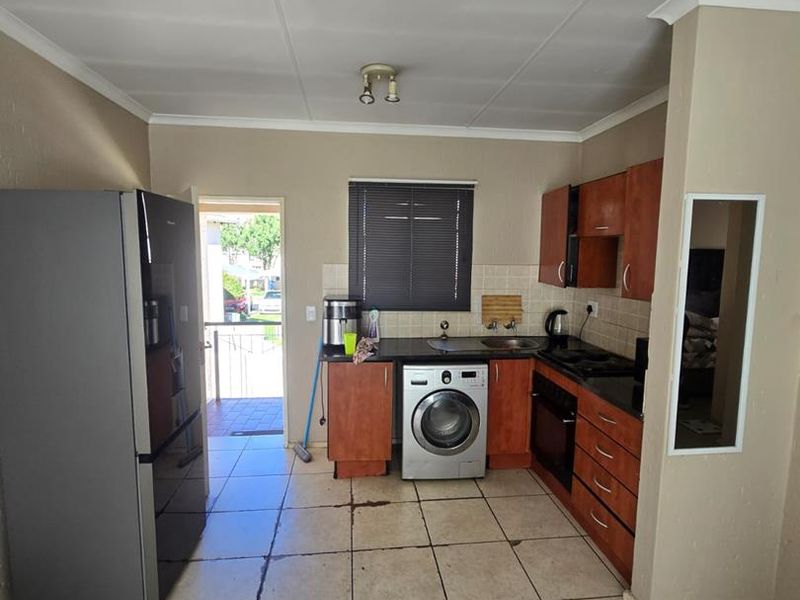 Modern Top-Floor 2-Bedroom Apartment with Balcony in Secure Park Square - Photo 10