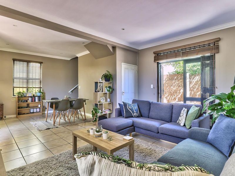 Royal Ascot: Well Located Townhouse Close to Beaches, Schools and Shopping - Photo 1