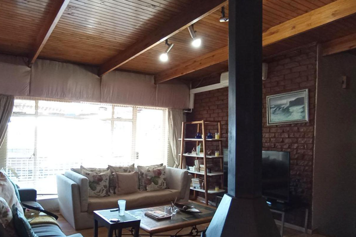 SPACIOUS FAMILY HOME WITH POOL AND LAPA IN CONSTANTIA PARK – EXCEPTIONAL RENOVATION OPPORTUNITY - Photo 5
