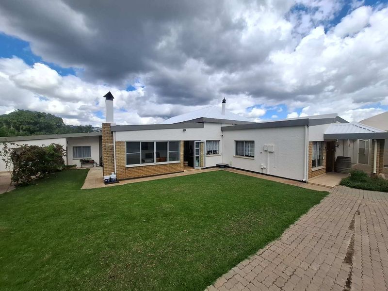 A home filled with heart, cherished by its current owner for the past 35 years - Photo 7