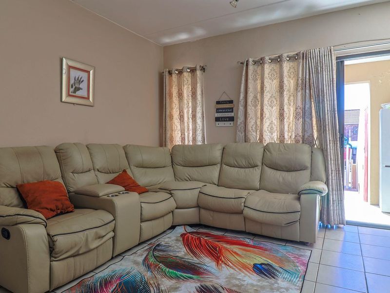 **Charming 2-Bedroom Ground Floor Apartment for Sale in Mondeor** - Photo 5