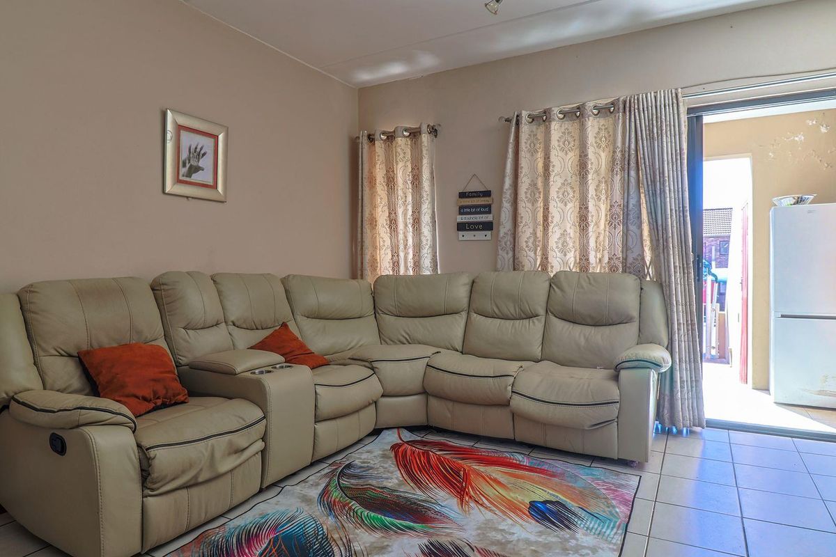 **Charming 2-Bedroom Ground Floor Apartment for Sale in Mondeor** - Photo 5