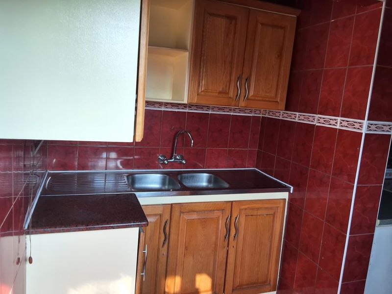 Spacious Five-Bedroom Family Home in Established Veld En Vlei - Photo 2