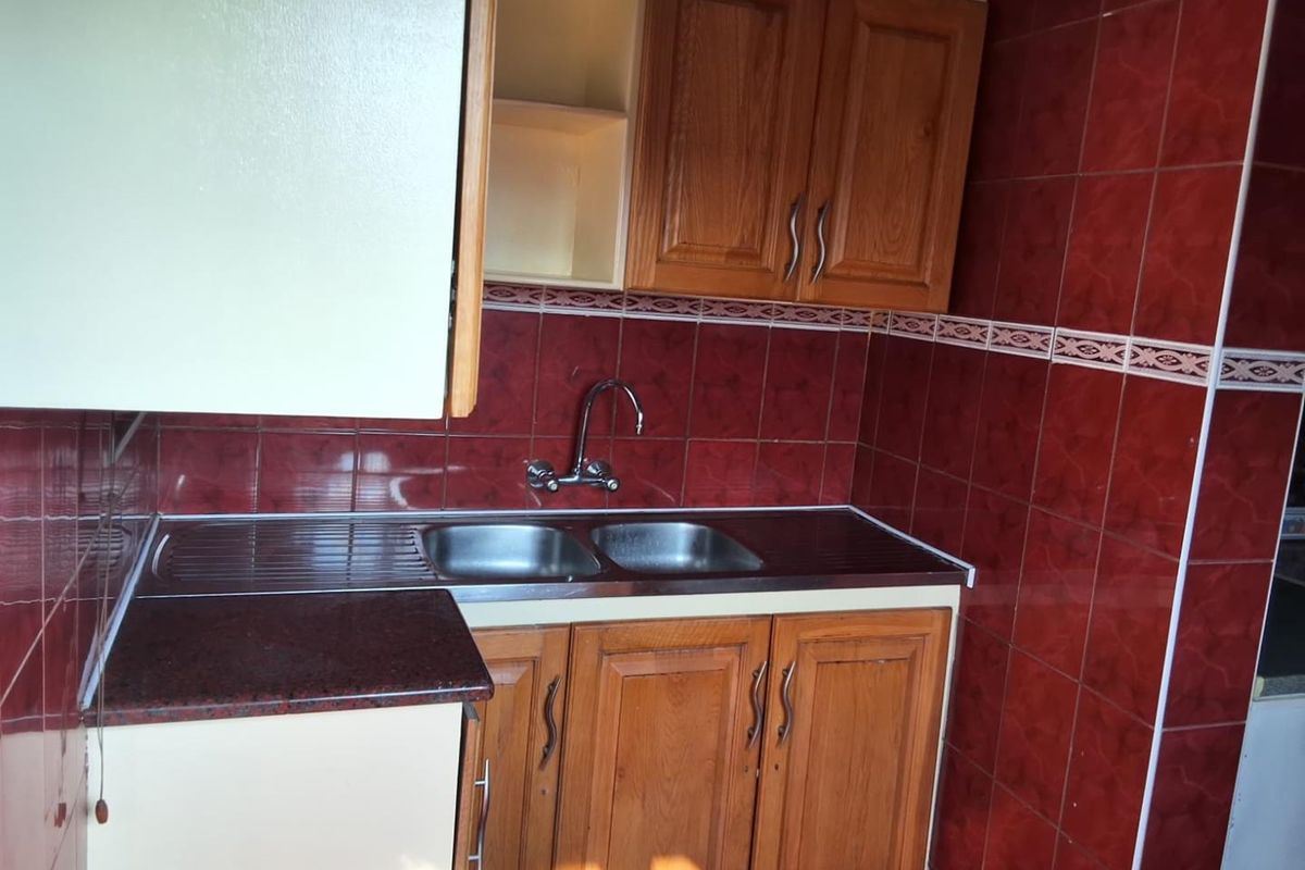 Spacious Five-Bedroom Family Home in Established Veld En Vlei - Photo 2