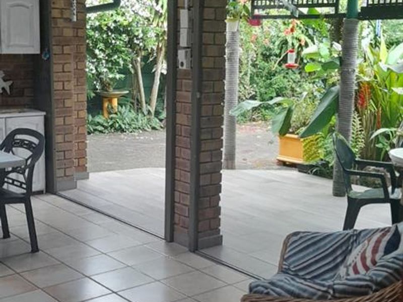 A generous corner stand, offering ample space and privacy. - Photo 9