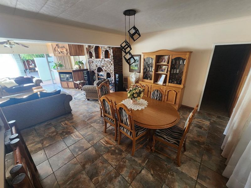 Beautiful 4 Bedroom Family Home in Fichardt Park - Photo 7