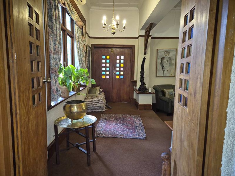 GRANDEUR OLD DAME NEEDS A FRESH START - Photo 8